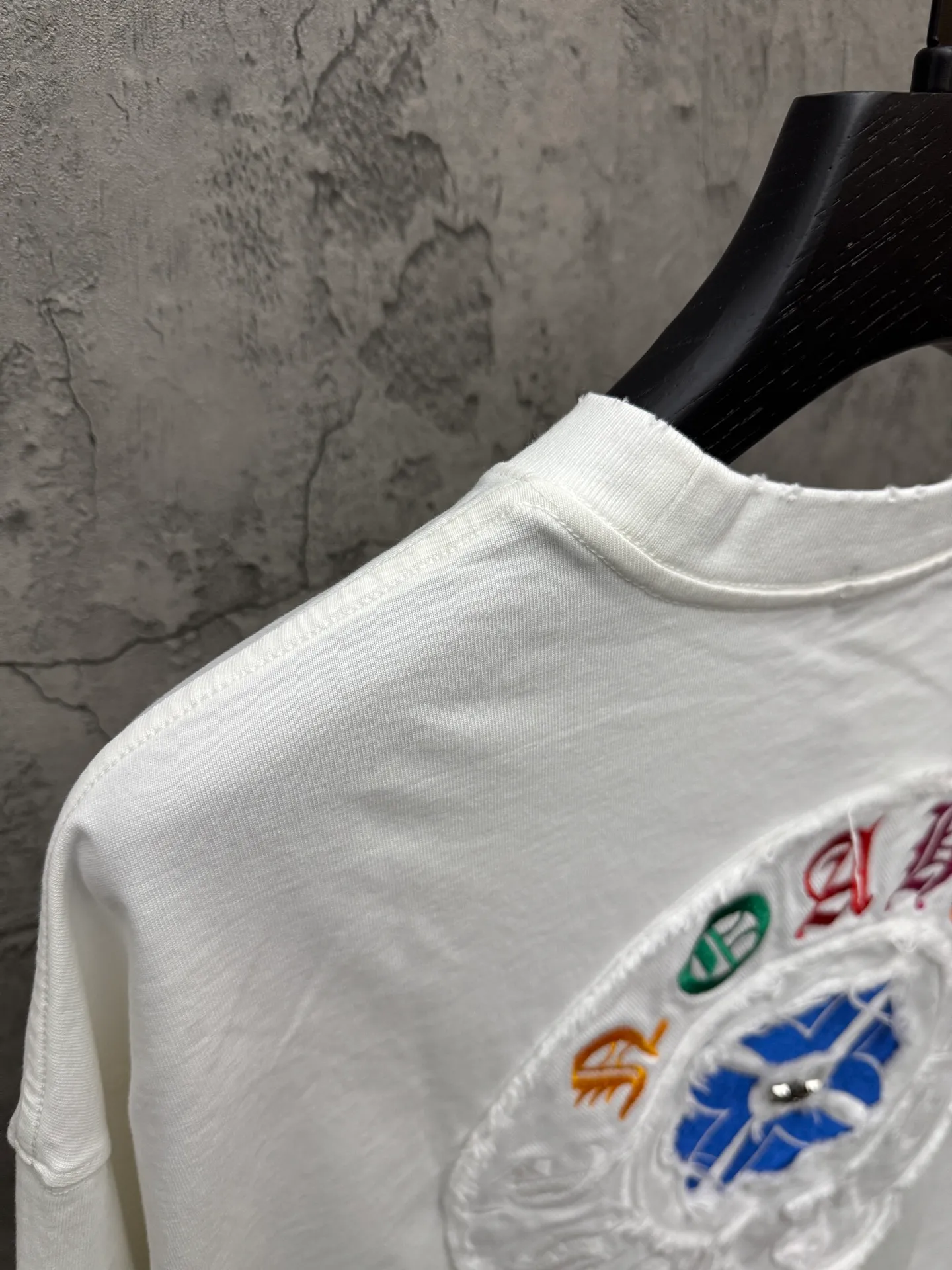 P230 top version, real shot without P, ​​different from market currency) 𝗖𝗵𝗿𝗼𝗺𝗲 𝗛𝗲𝗮𝗿𝘁𝘀/Croxin 2026 spring new original single counter American patch embroidered couple short sleeves 👑The highest version! Customized fabric 320 grams, patch embroidery, best-selling model at the counter, very comfortable to wear. Accessories: original molded and authenticated collar label ➕ 100% silk wash water label. Genuine purchase-grade original hangtag➕matching hanging rope➕3D hanging beads➕original packaging bag. Craftsmanship: The original version has consistent wiring! The highest version of the armhole matching technique! Color: White Black Size: S M L XL Style No.: 6610